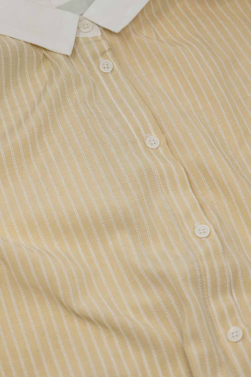 Camisa beige de manga corta y rayas verticales