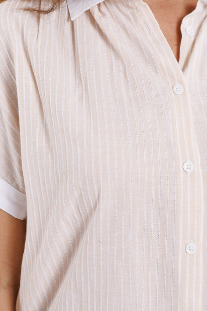 Camisa beige de manga corta y rayas verticales