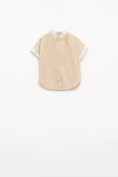 Camisa beige de manga corta y rayas verticales