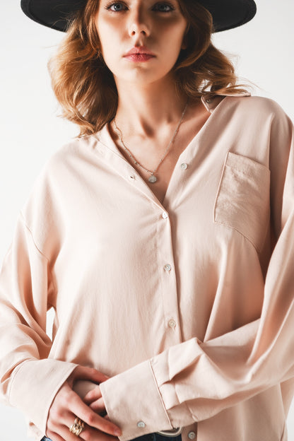 Camisa beige extragrande con detalle de bolsillo