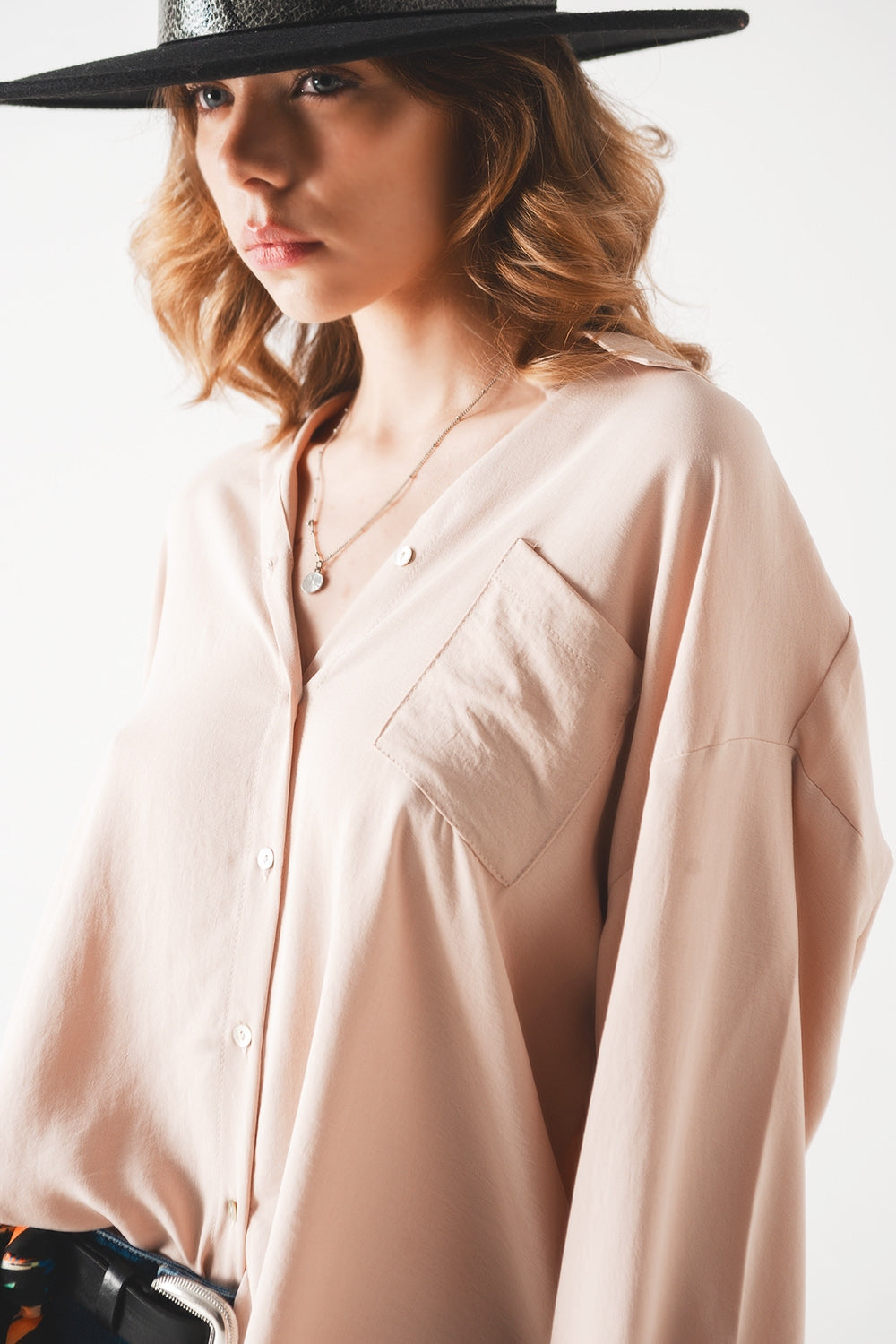 Camisa beige extragrande con detalle de bolsillo