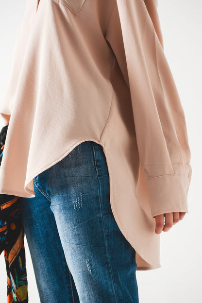 Camisa beige extragrande con detalle de bolsillo