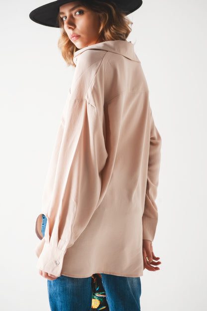 Camisa beige extragrande con detalle de bolsillo