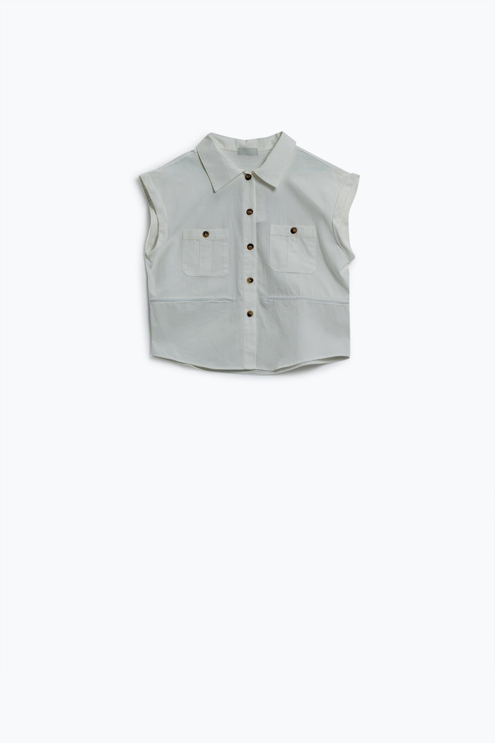 Camisa blanca abotonada con bolsillos en el pecho