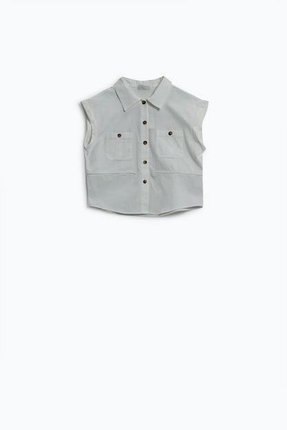 Camisa blanca abotonada con bolsillos en el pecho