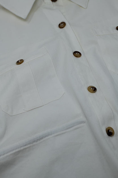 Camisa blanca abotonada con bolsillos en el pecho