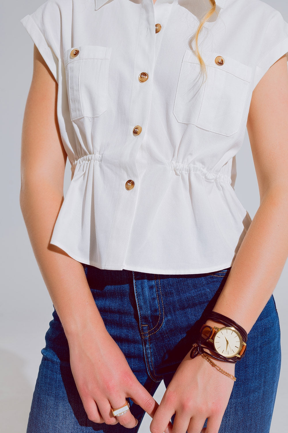 Camisa blanca abotonada con bolsillos en el pecho