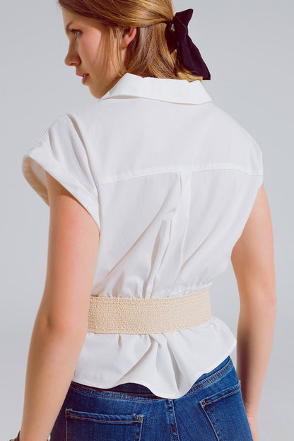 Camisa blanca abotonada con bolsillos en el pecho