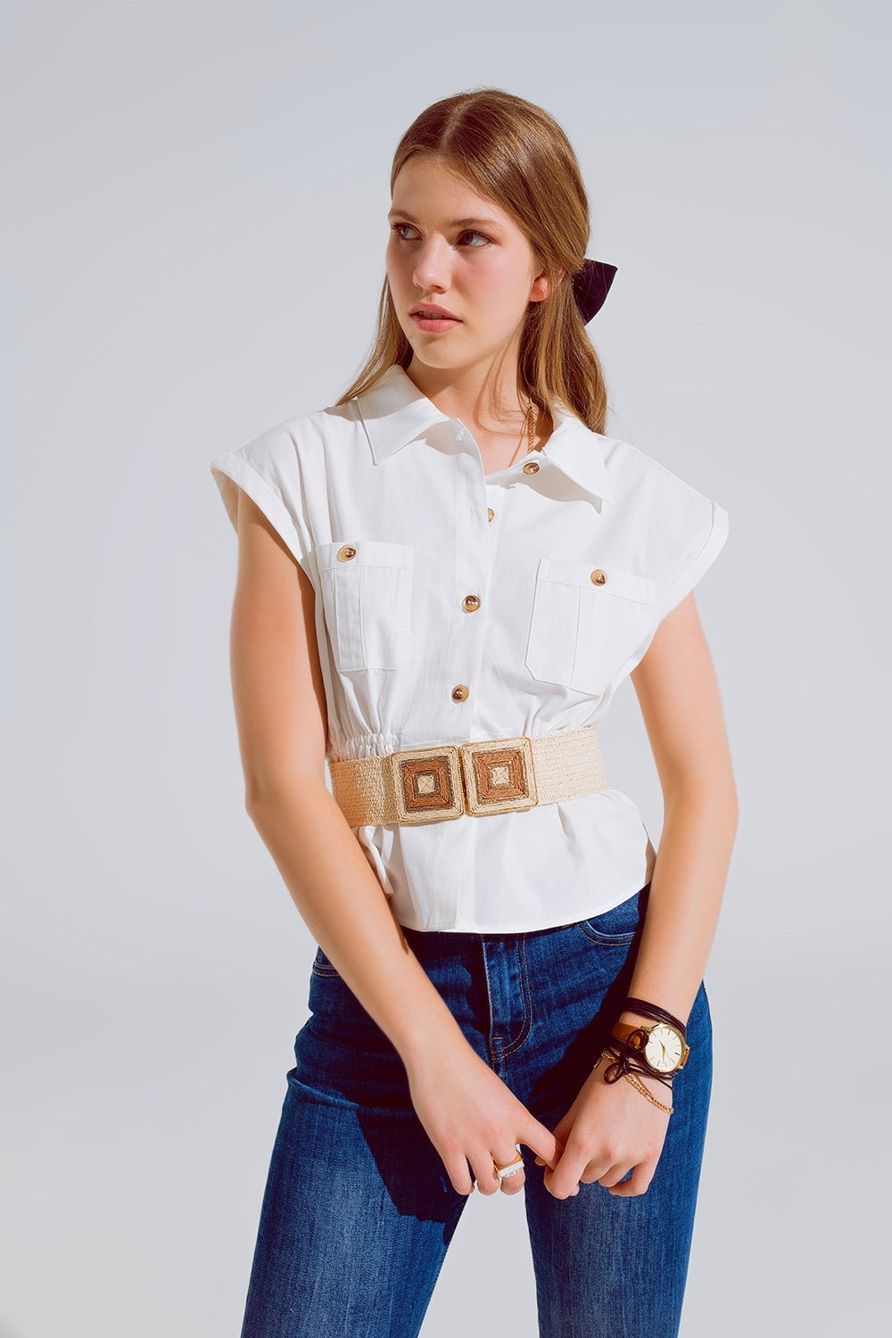 Camisa blanca abotonada con bolsillos en el pecho