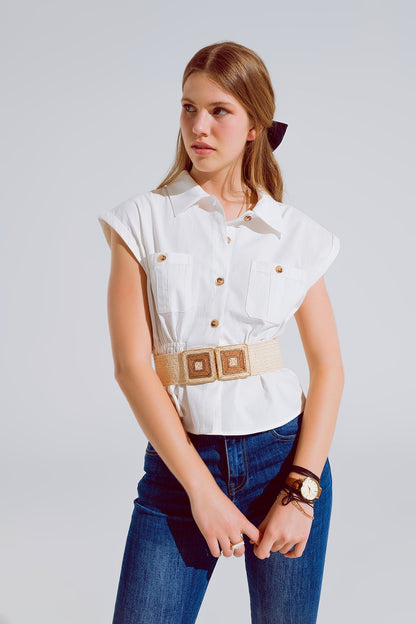 Camisa blanca abotonada con bolsillos en el pecho