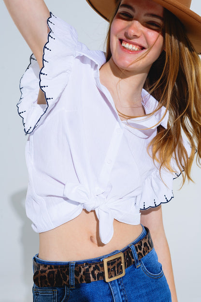 Camisa blanca abotonada con cuello de polo y mangas de volantes con ribete negro