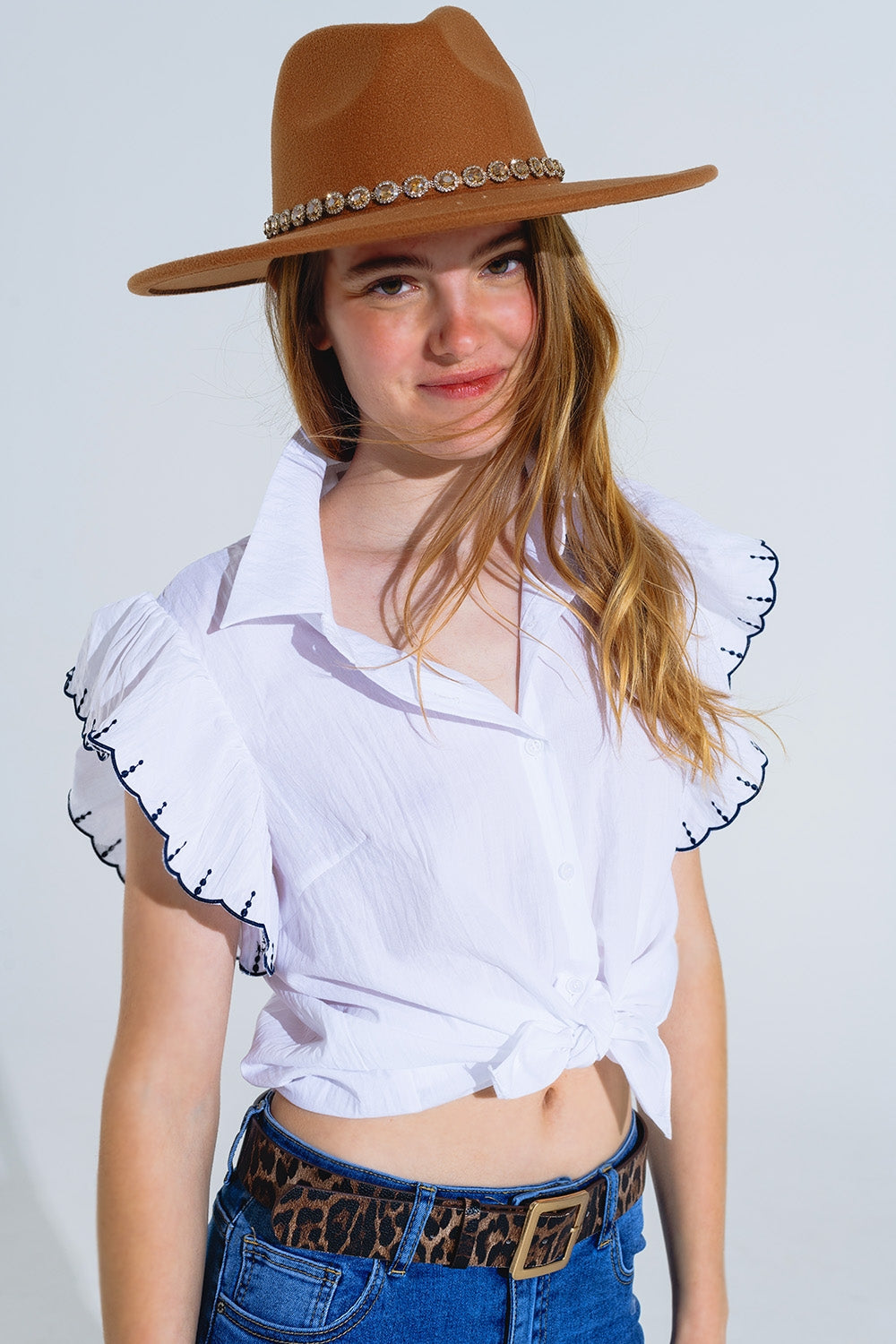 Camisa blanca abotonada con cuello de polo y mangas de volantes con ribete negro