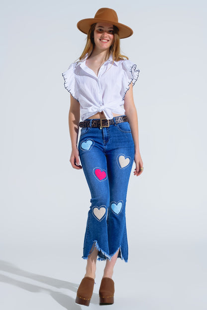 Camisa blanca abotonada con cuello de polo y mangas de volantes con ribete negro