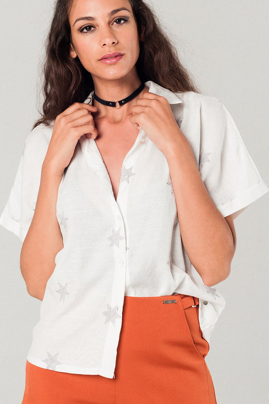 Q2 Camisa blanca con bordado de estrellas en plata