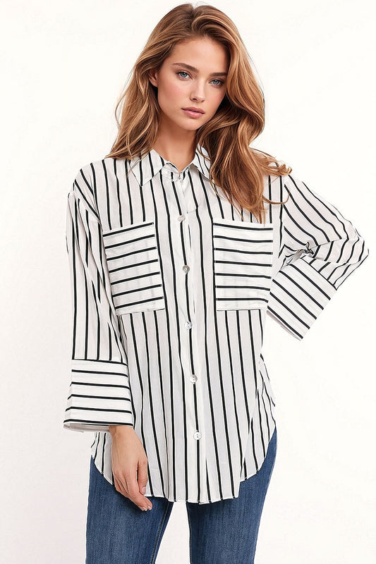 Q2 Camisa blanca con rayas negras y bolsillos en el pecho