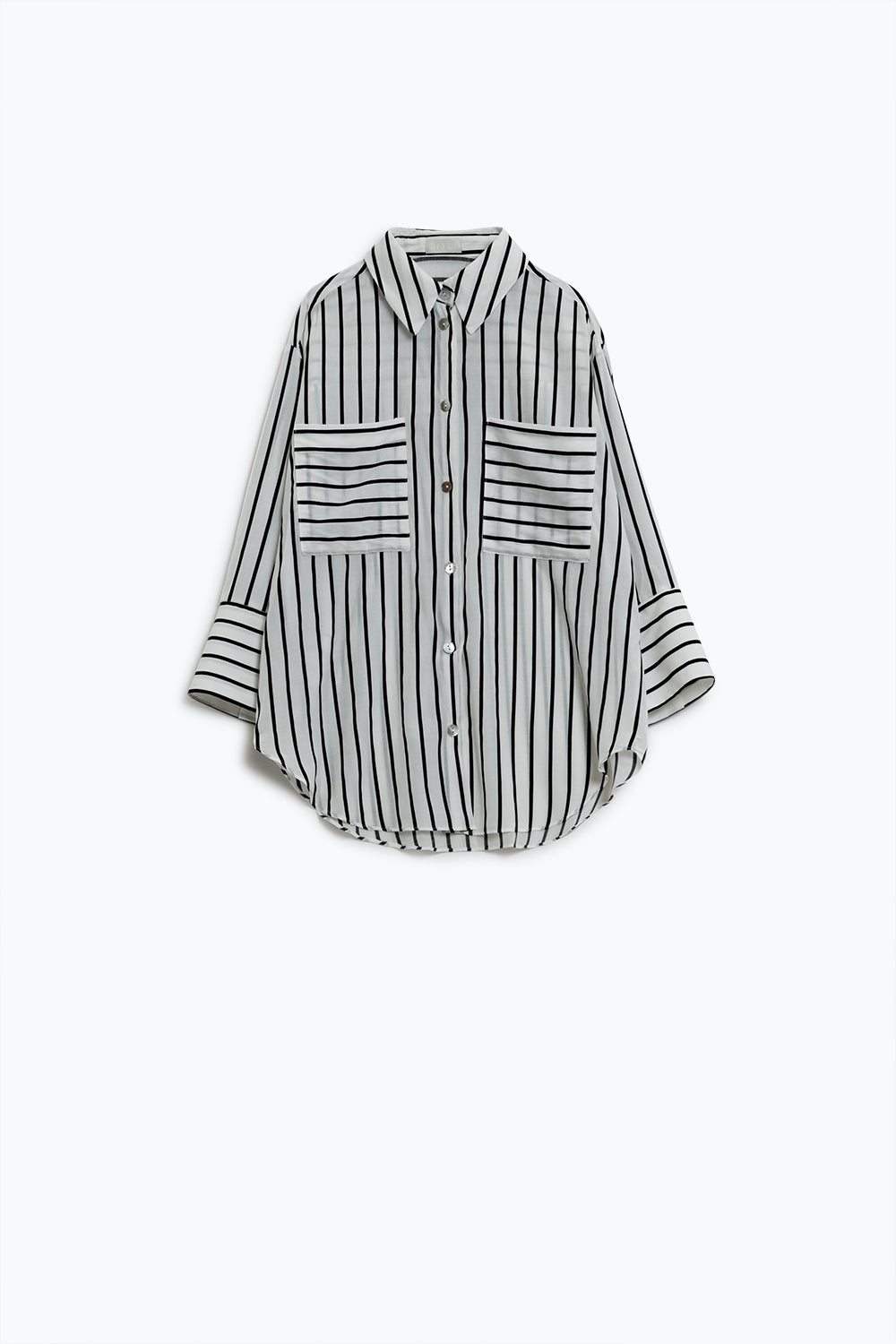 Camisa blanca con rayas negras y bolsillos en el pecho
