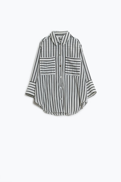 Camisa blanca con rayas negras y bolsillos en el pecho