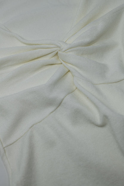 Camisa blanca de manga larga con detalle de nudo y cuello de pico