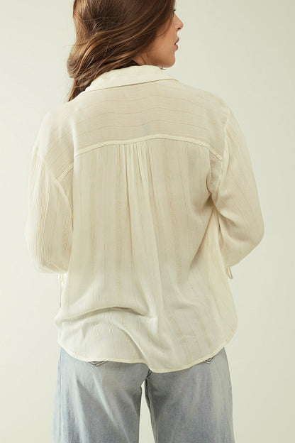 camisa blanca ligera con cuello de pico y detalles de rayas