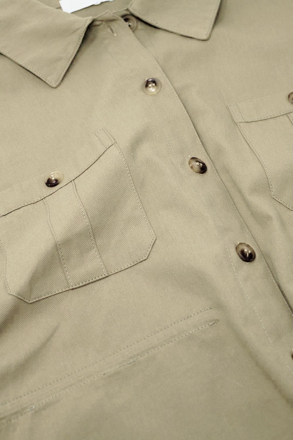 Camisa caqui abotonable con bolsillos en el pecho