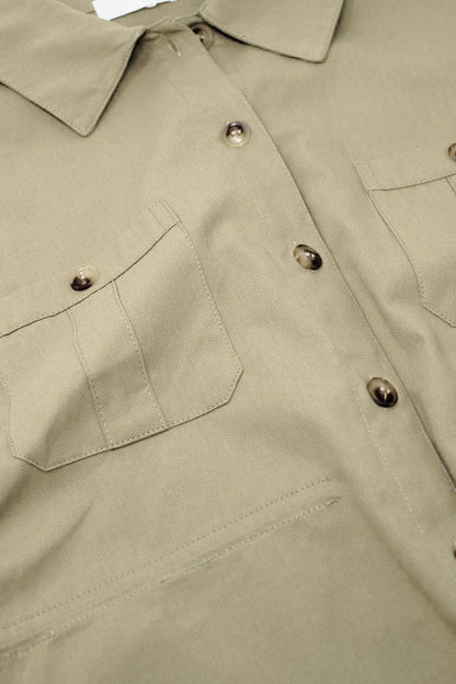 Camisa caqui abotonable con bolsillos en el pecho