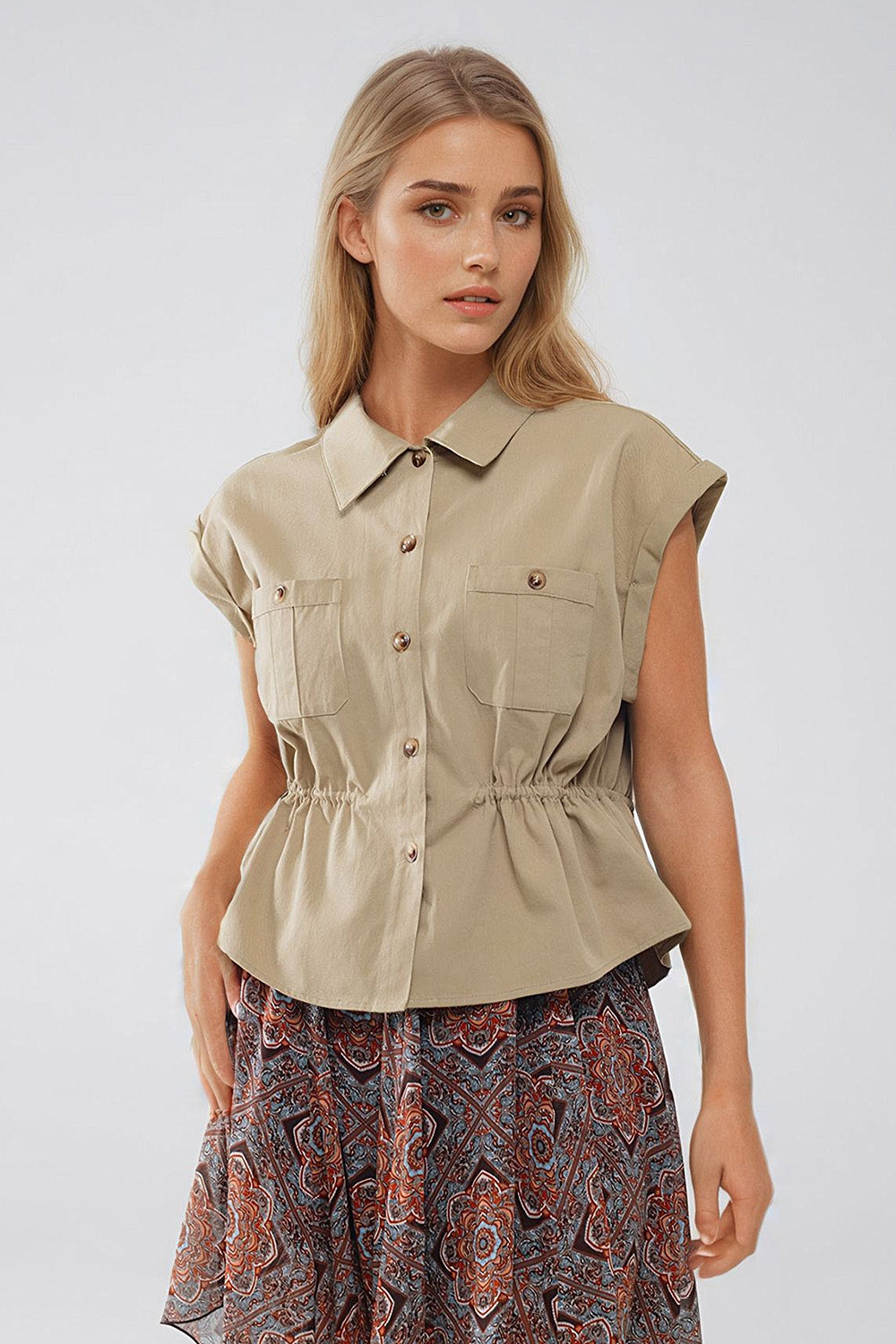 Camisa caqui abotonable con bolsillos en el pecho