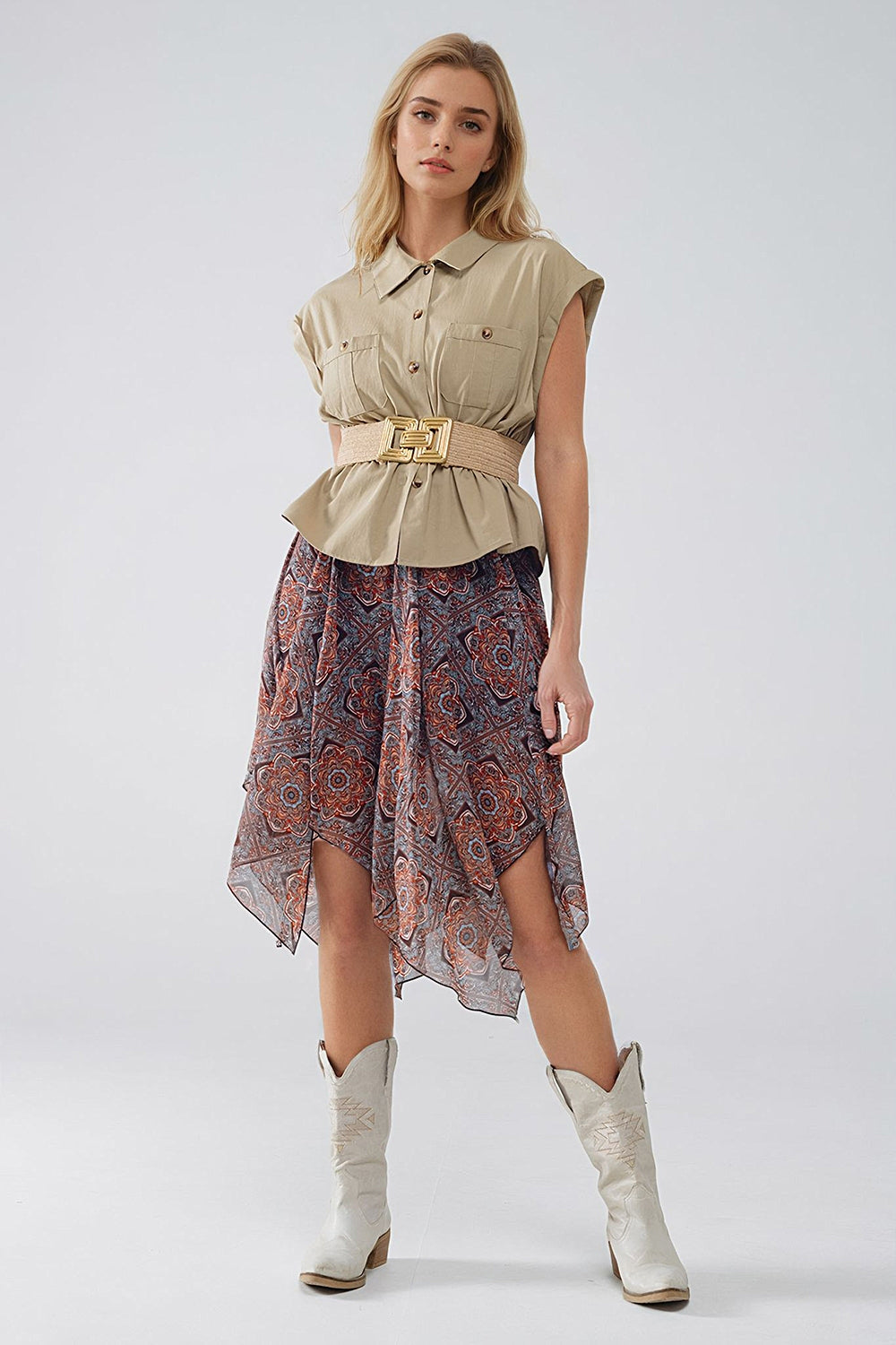 Camisa caqui abotonable con bolsillos en el pecho