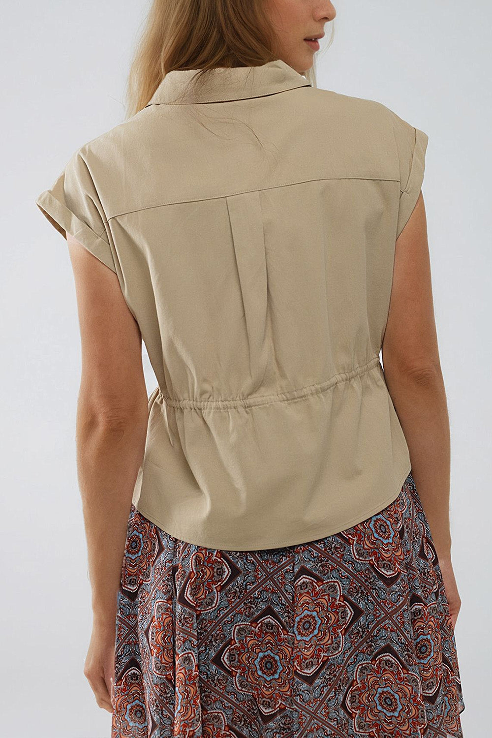 Camisa caqui abotonable con bolsillos en el pecho