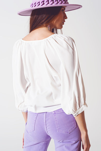 Camisa color crema abotonada con parte delantera de satén