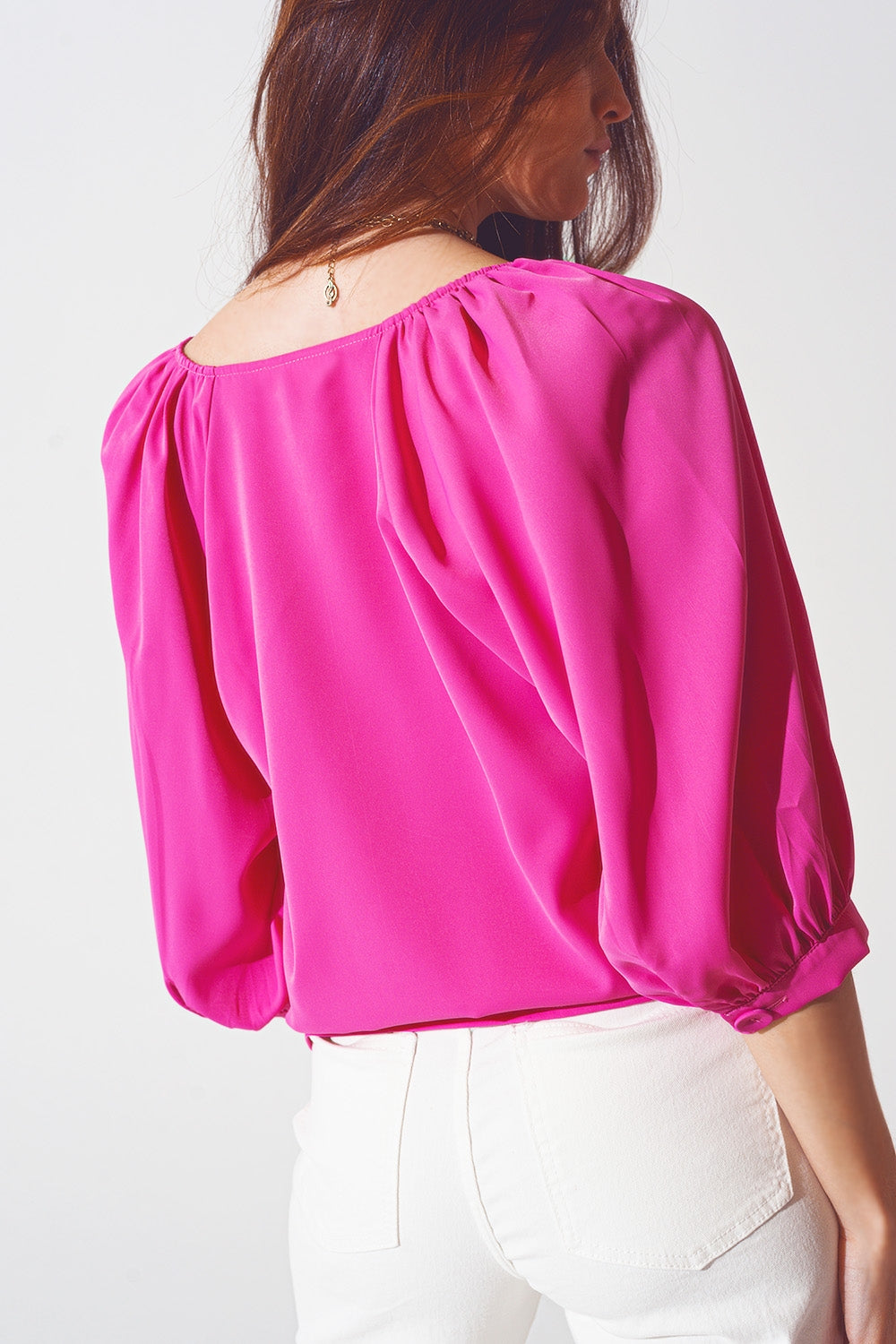 Camisa color fucsia abotonada con parte delantera de satén