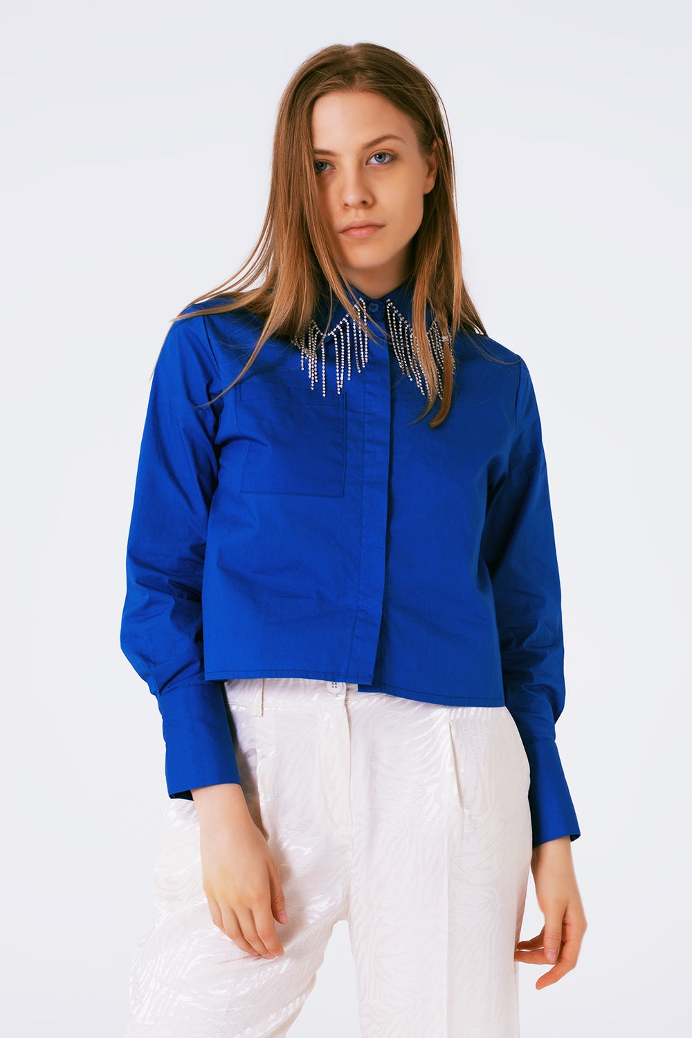 Camisa con cuello de strass y flecos en azul