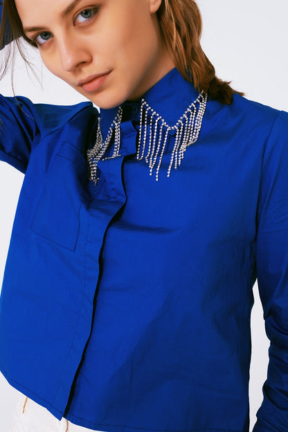 Camisa con cuello de strass y flecos en azul
