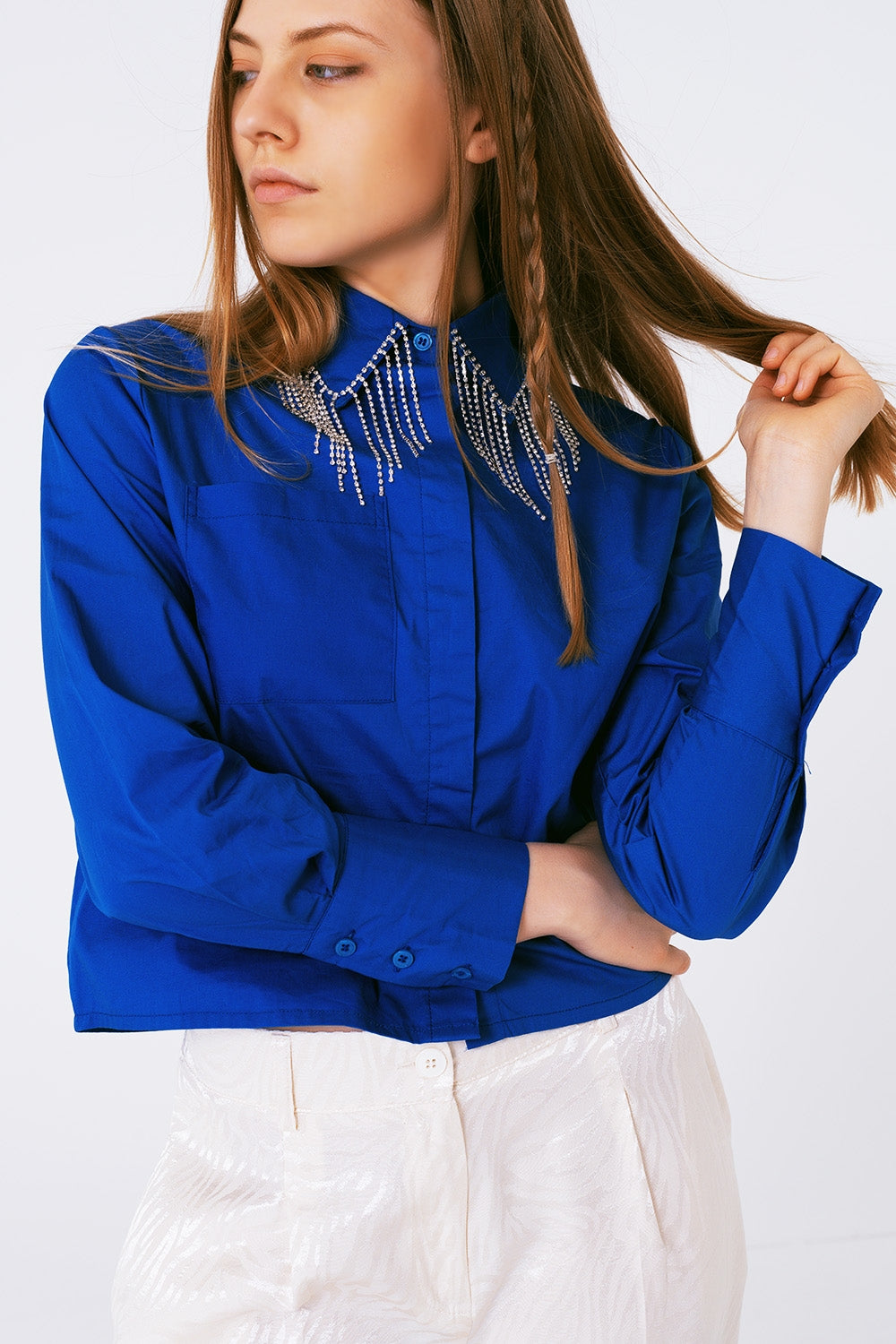 Camisa con cuello de strass y flecos en azul