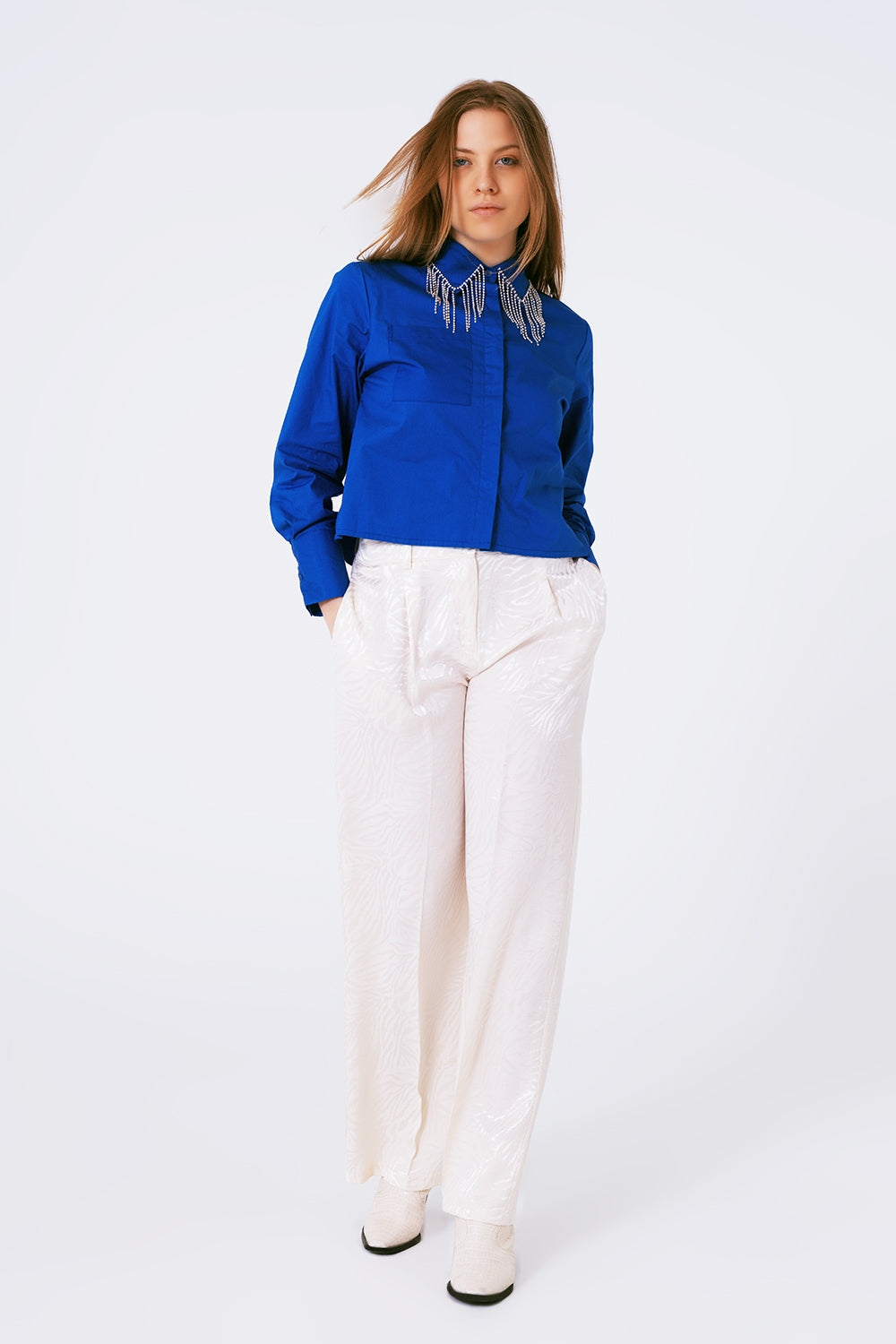 Camisa con cuello de strass y flecos en azul