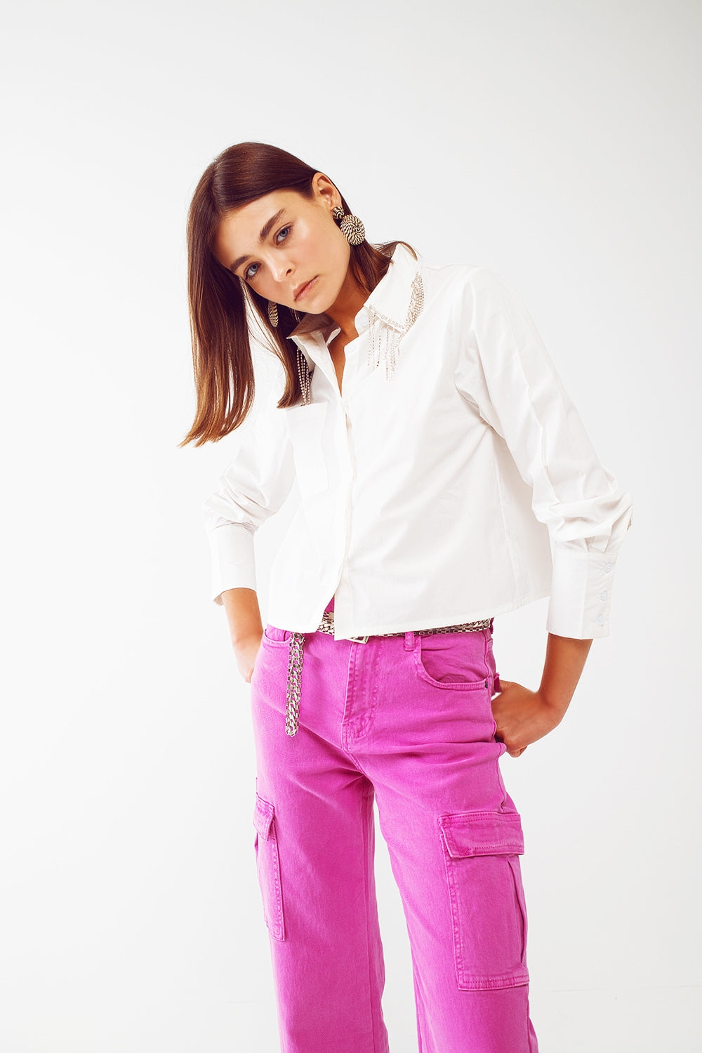 Q2 Camisa con cuello de strass y flecos en blanco