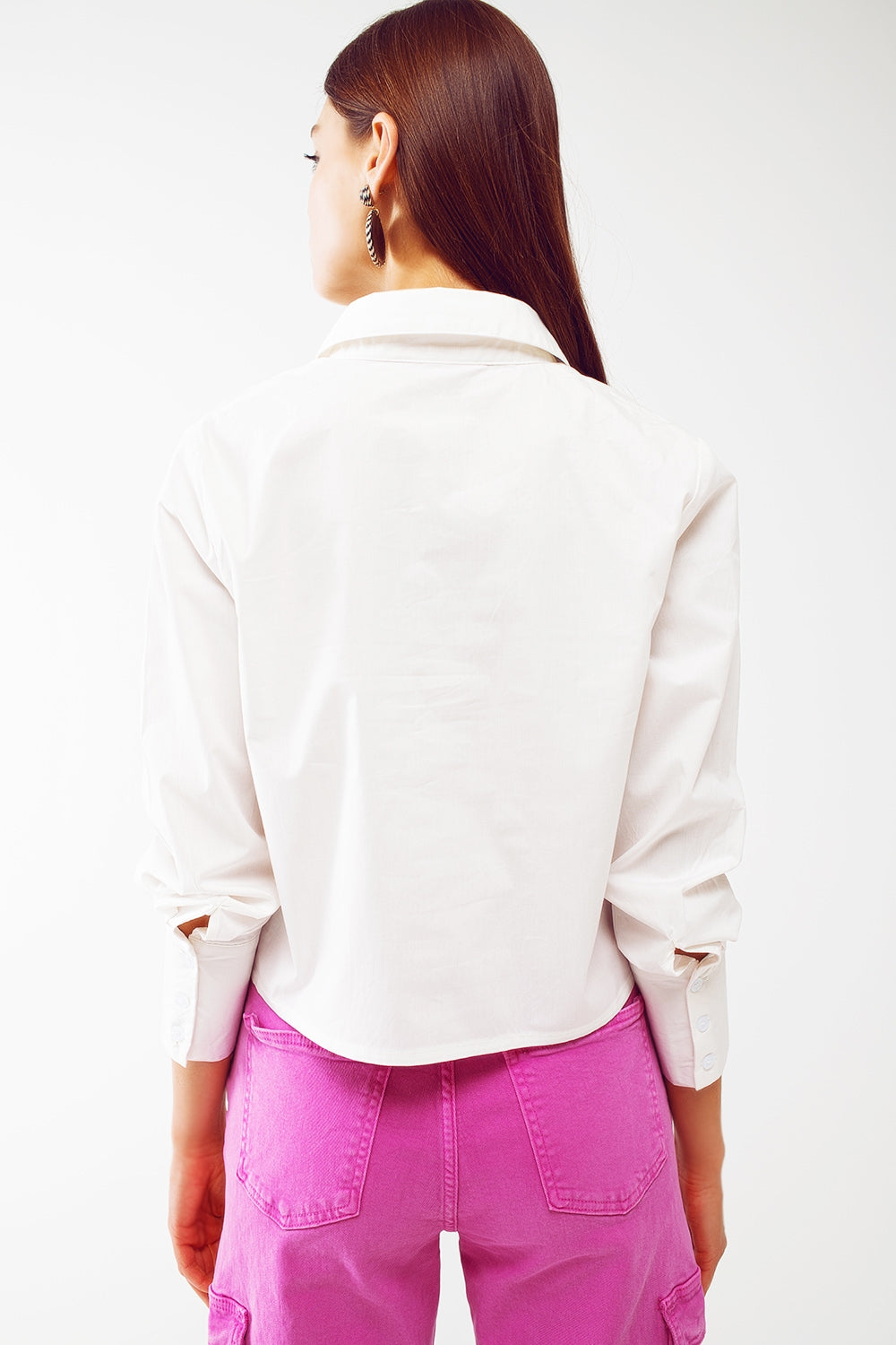 Camisa con cuello de strass y flecos en blanco