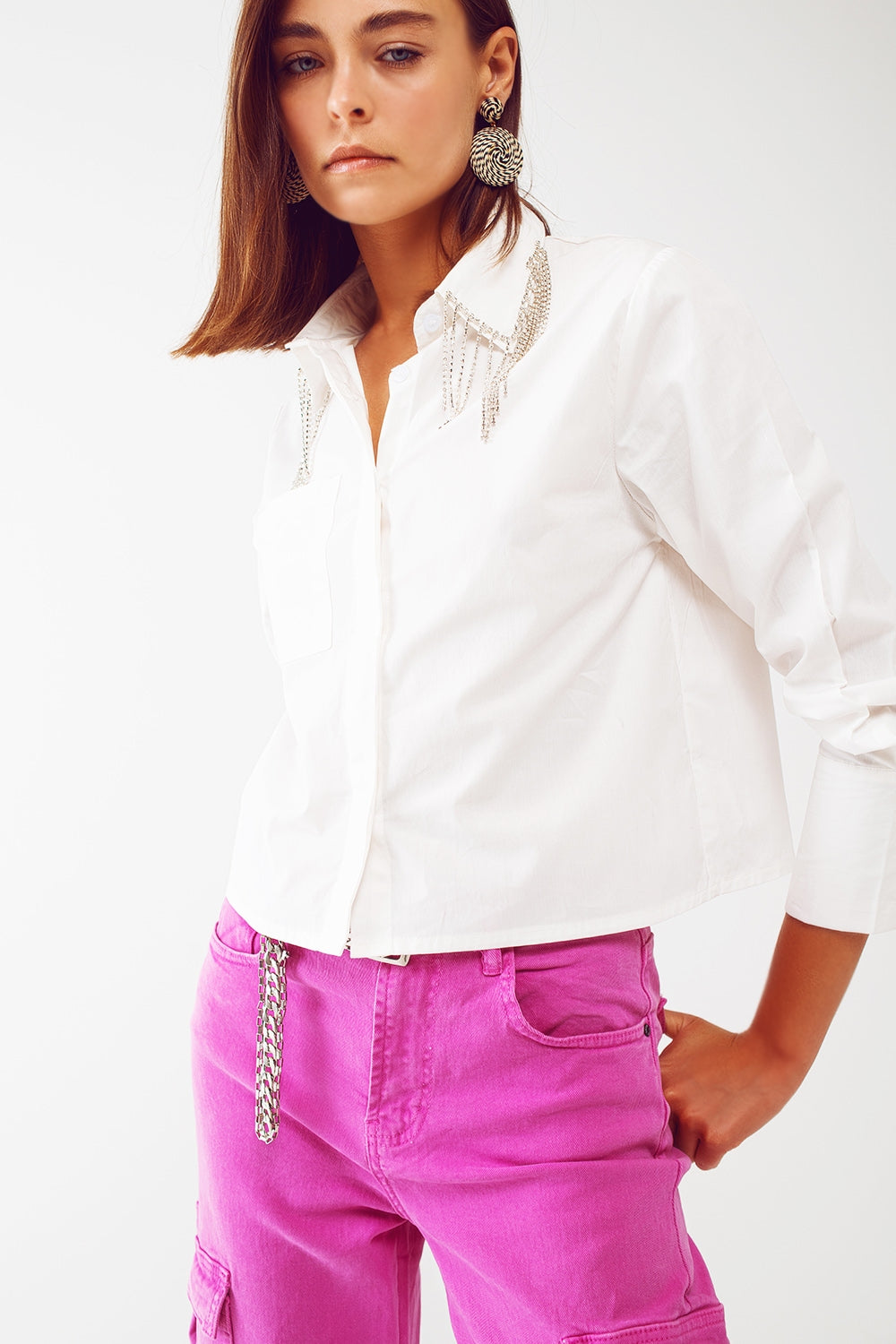 Camisa con cuello de strass y flecos en blanco
