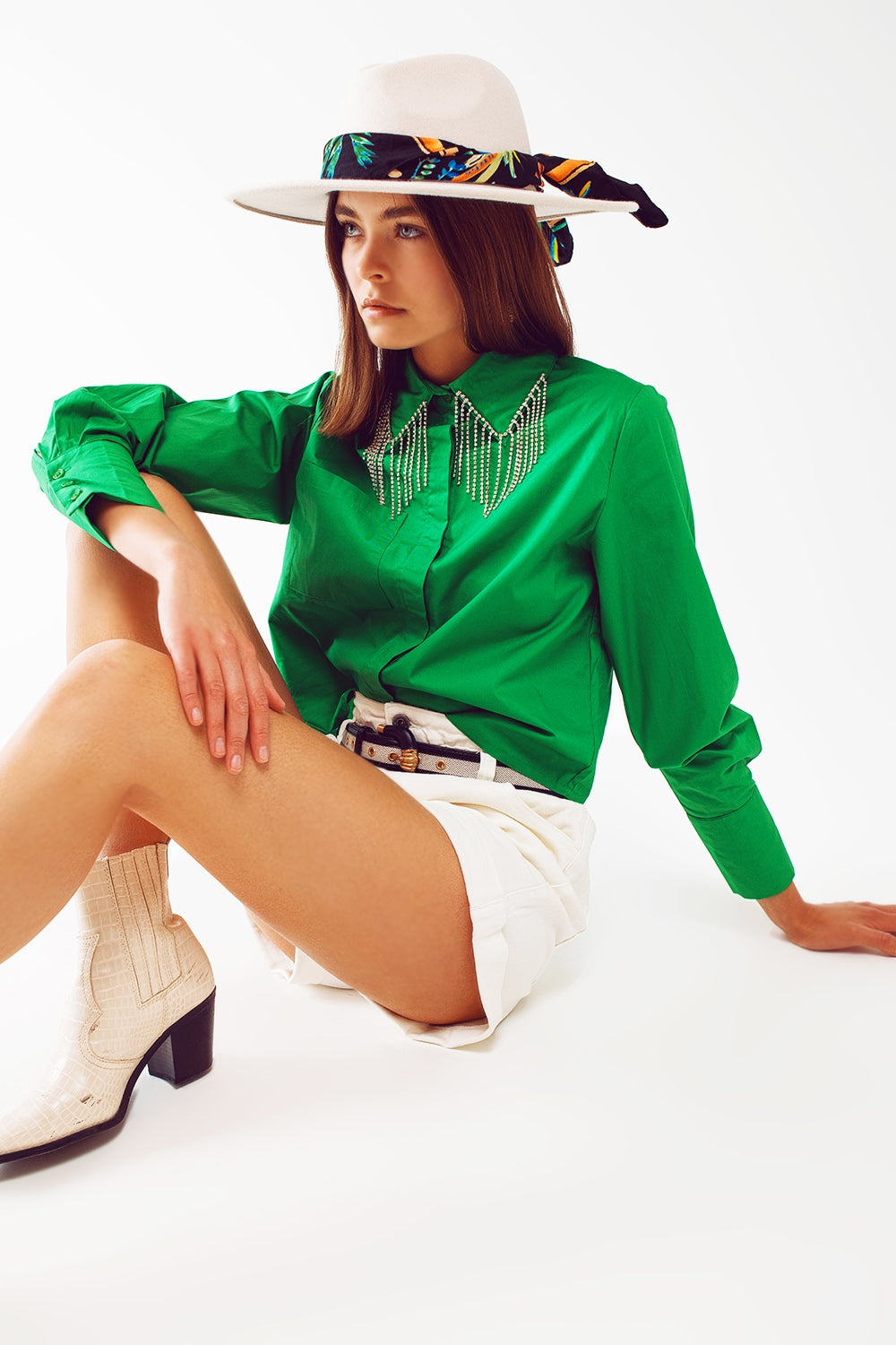 Q2 Camisa con cuello de strass y flecos en verde