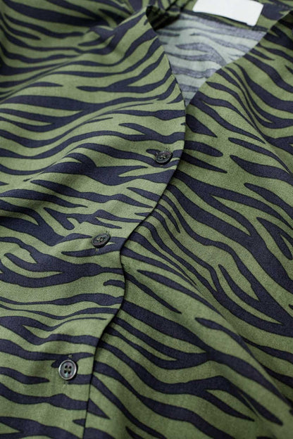 Camisa con estampado de cebra en verde