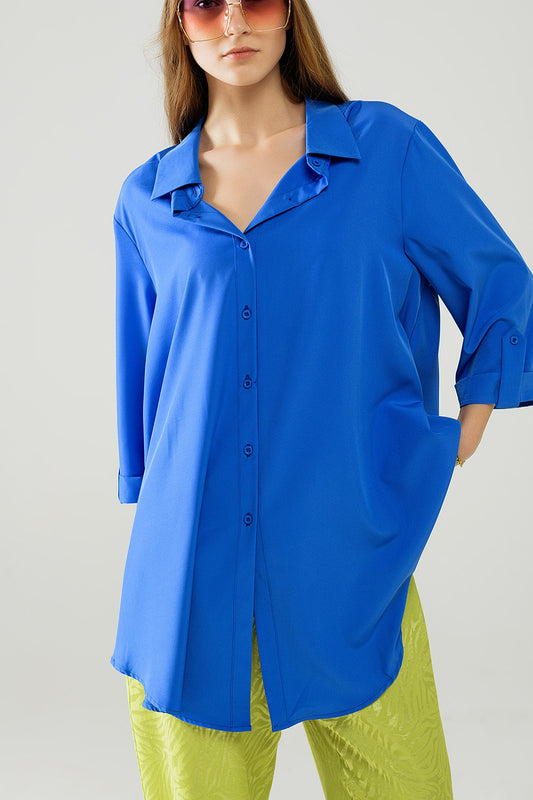 Q2 Camisa confeccionada en tejido muy suave y ligero en color azul eléctrico.