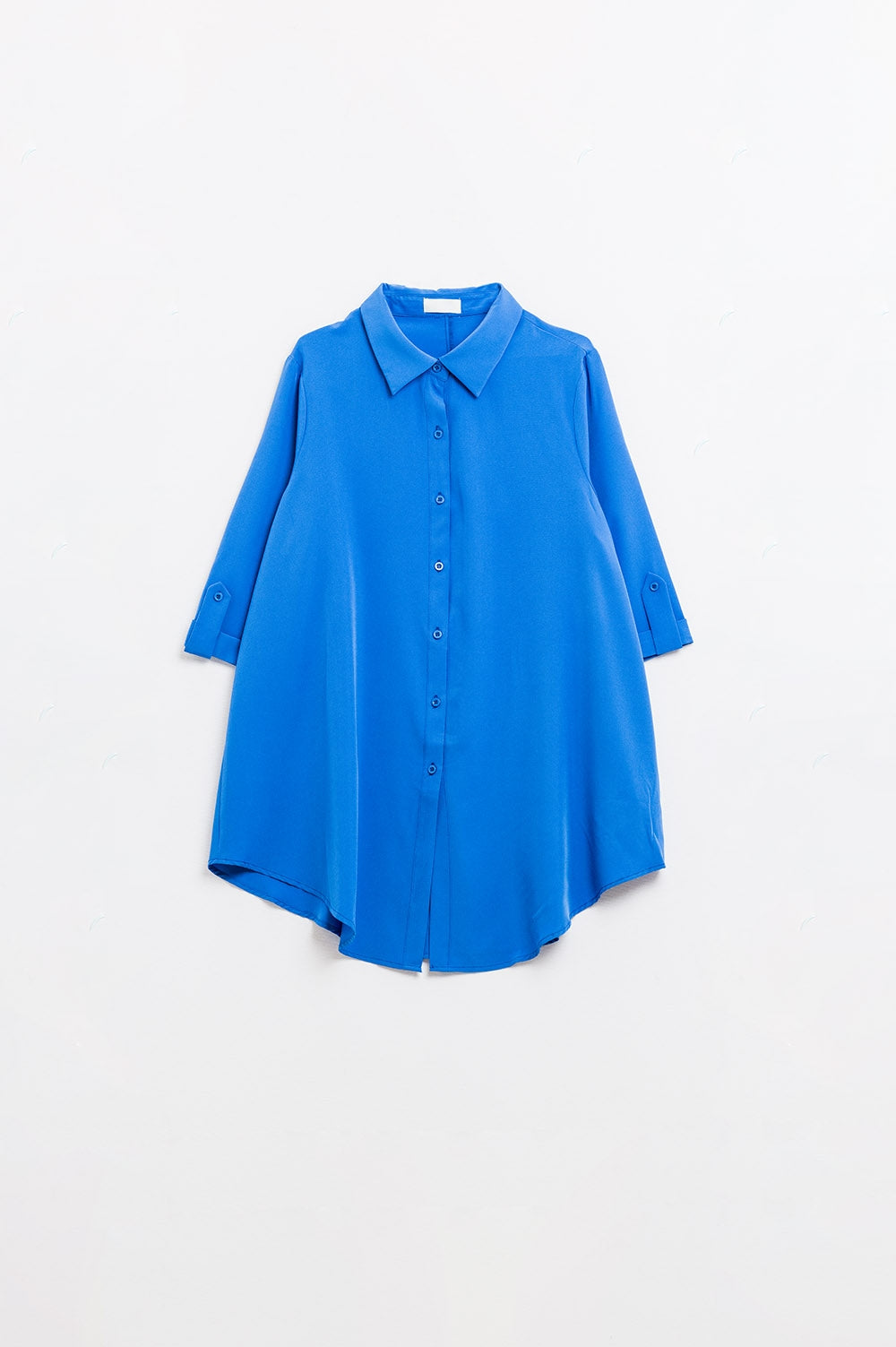 Camisa confeccionada en tejido muy suave y ligero en color azul eléctrico.