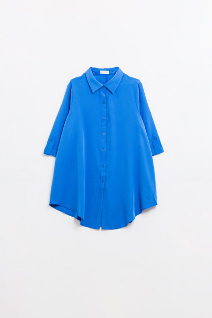 Camisa confeccionada en tejido muy suave y ligero en color azul eléctrico.