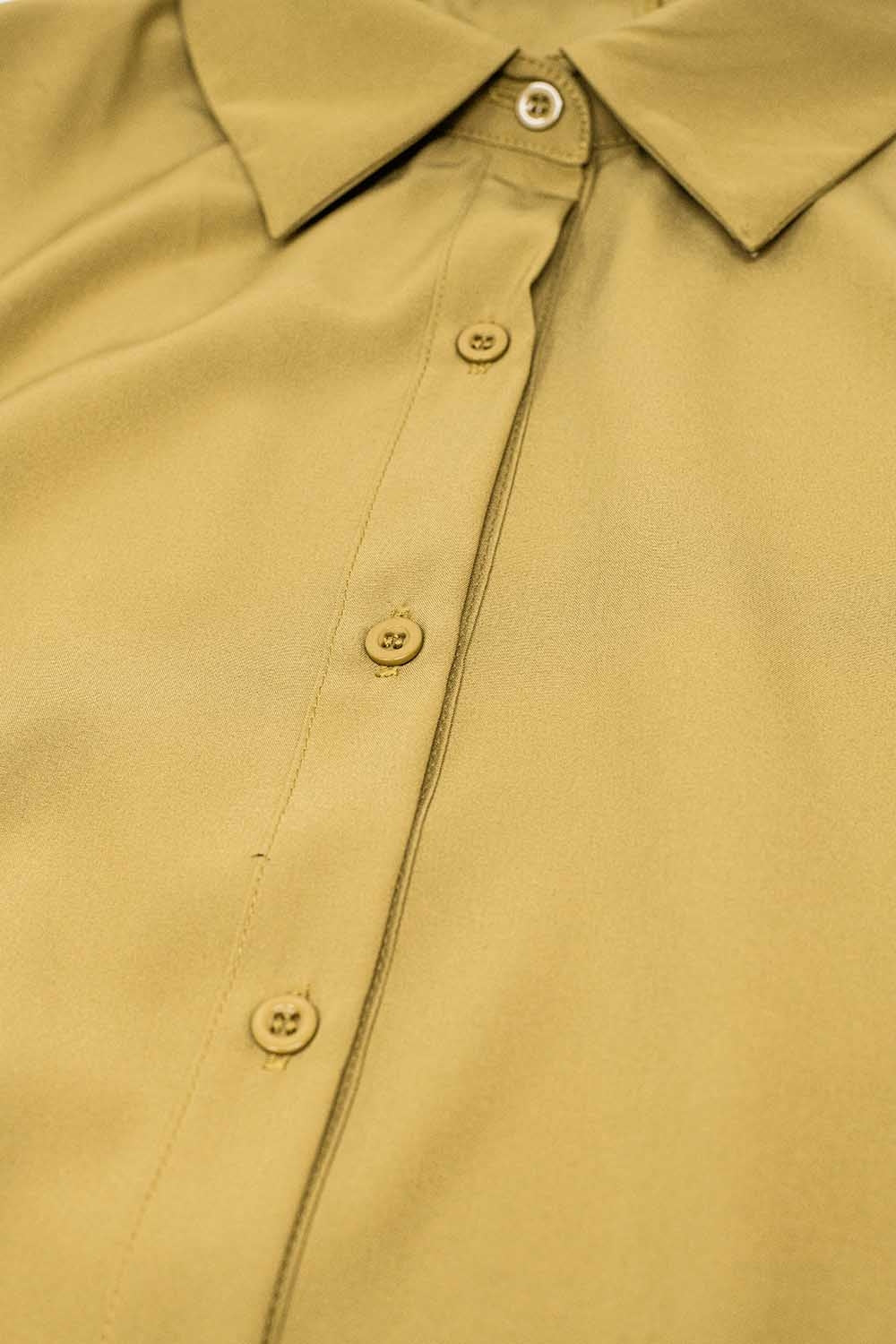 Camisa confeccionada en tejido muy suave y ligero en color camel.
