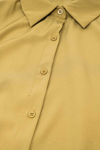 Camisa confeccionada en tejido muy suave y ligero en color camel.
