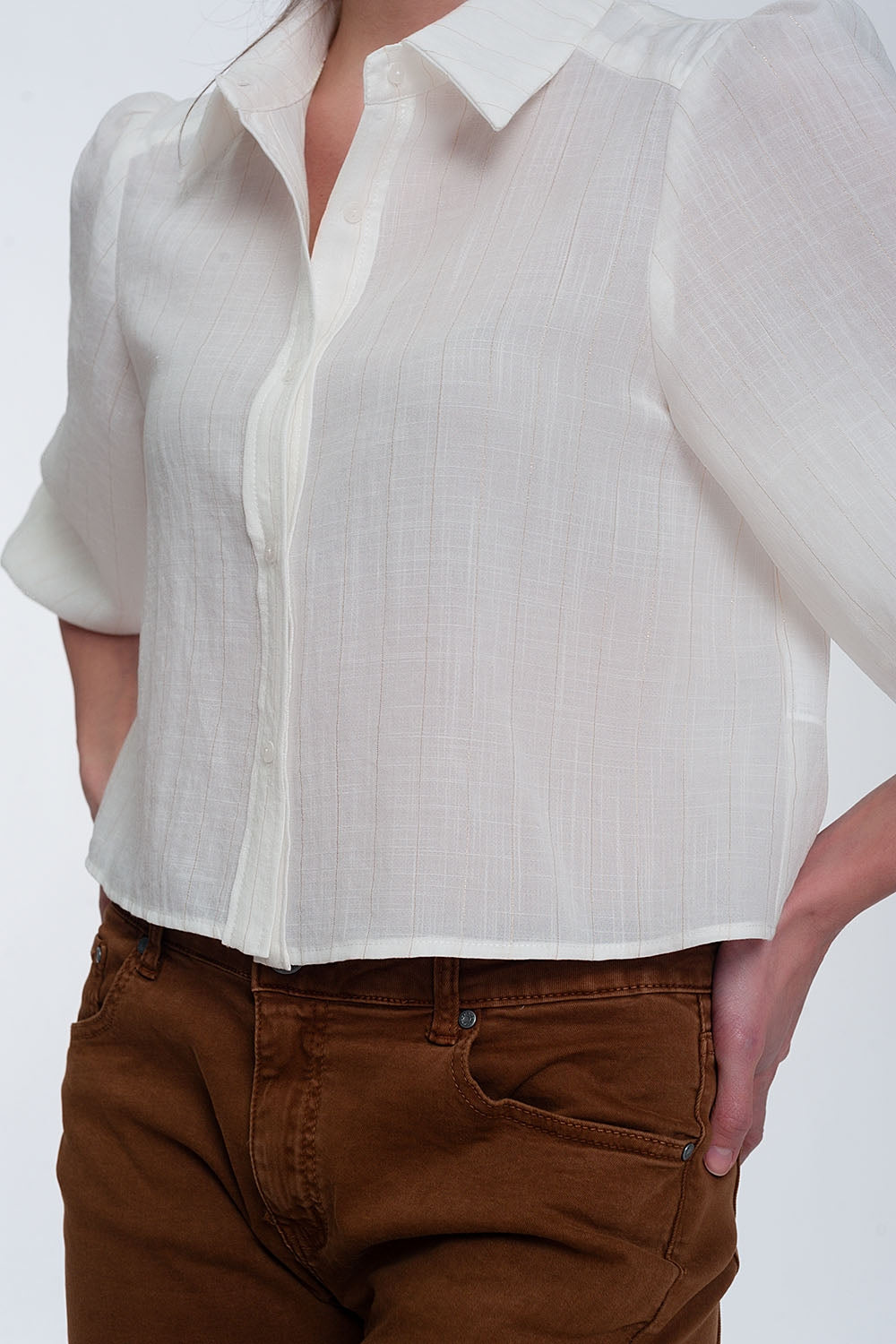 Camisa corta con manga abullonada en color crema