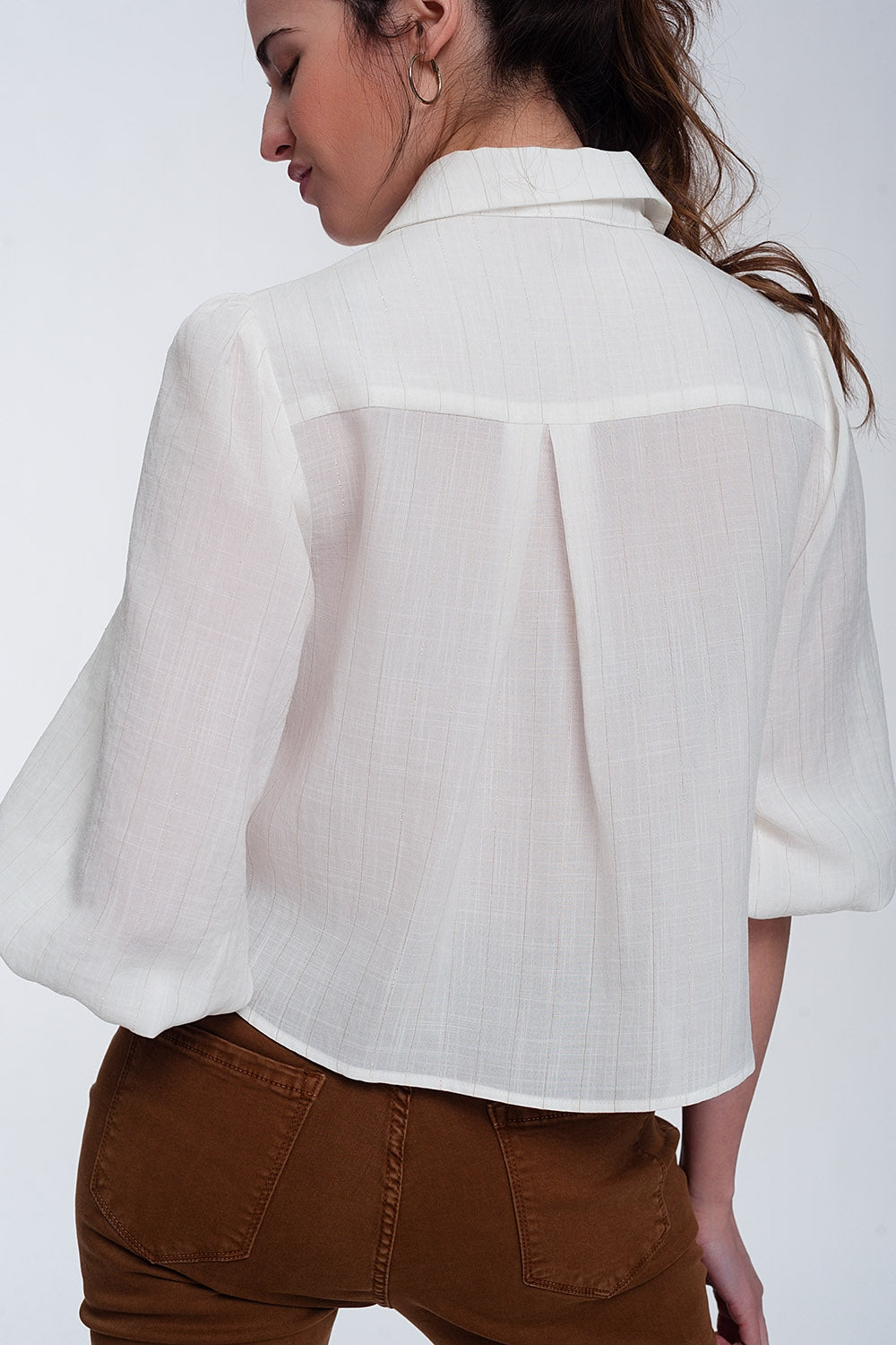 Camisa corta con manga abullonada en color crema