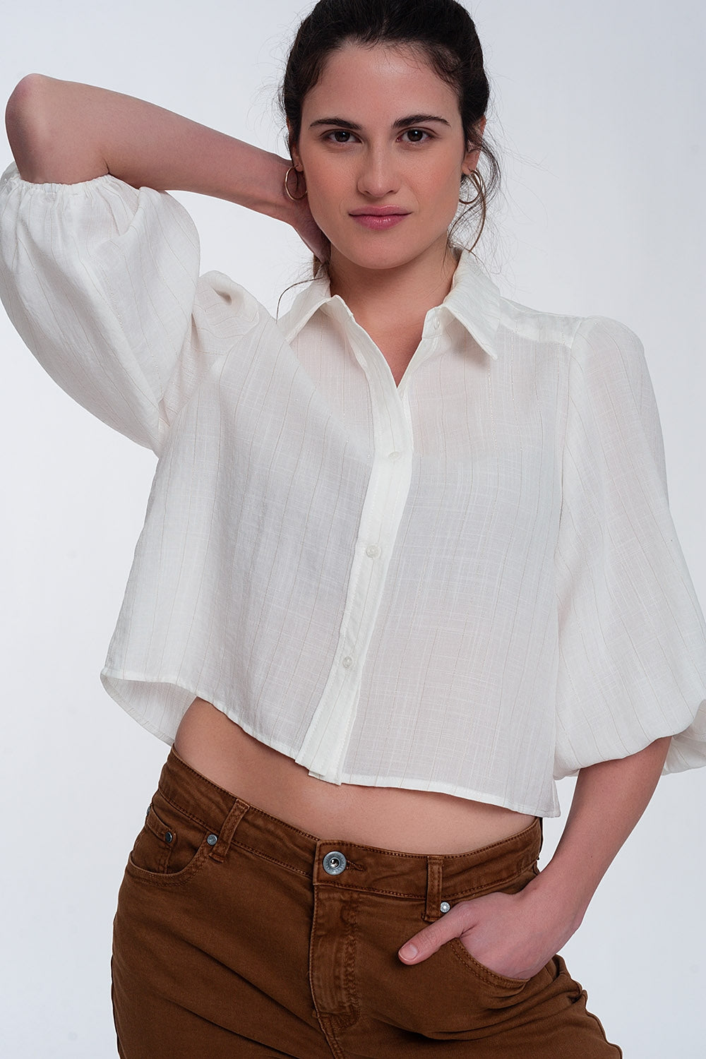 Camisa corta con manga abullonada en color crema