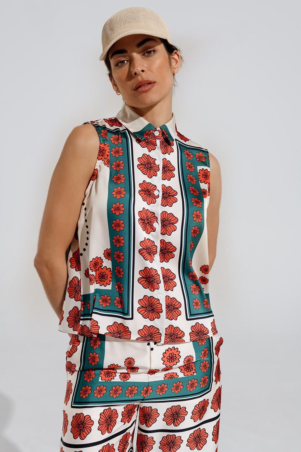 Camisa Crema Sin Mangas Con Diseño Floral