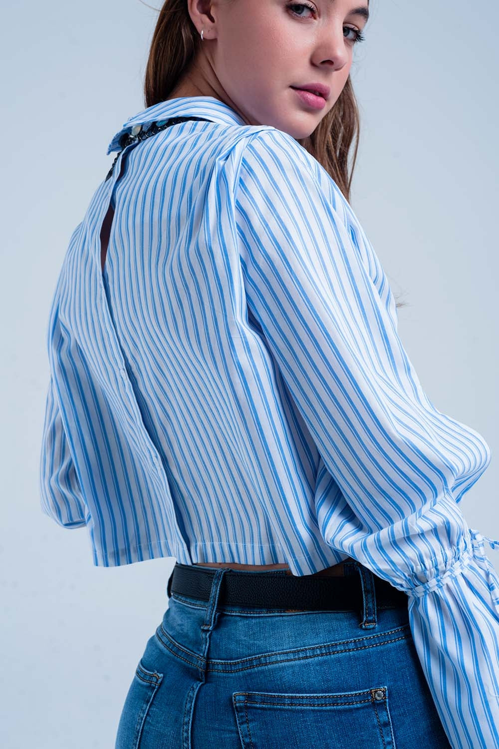 Camisa cropped de rayas en azul