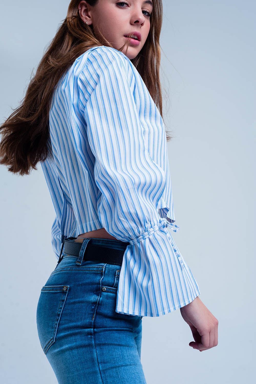 Camisa cropped de rayas en azul